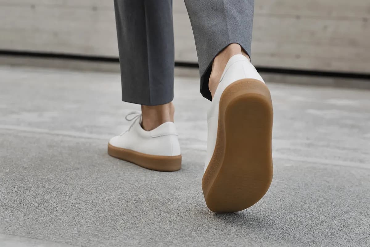 Basket en cuir blanc, en mouvement