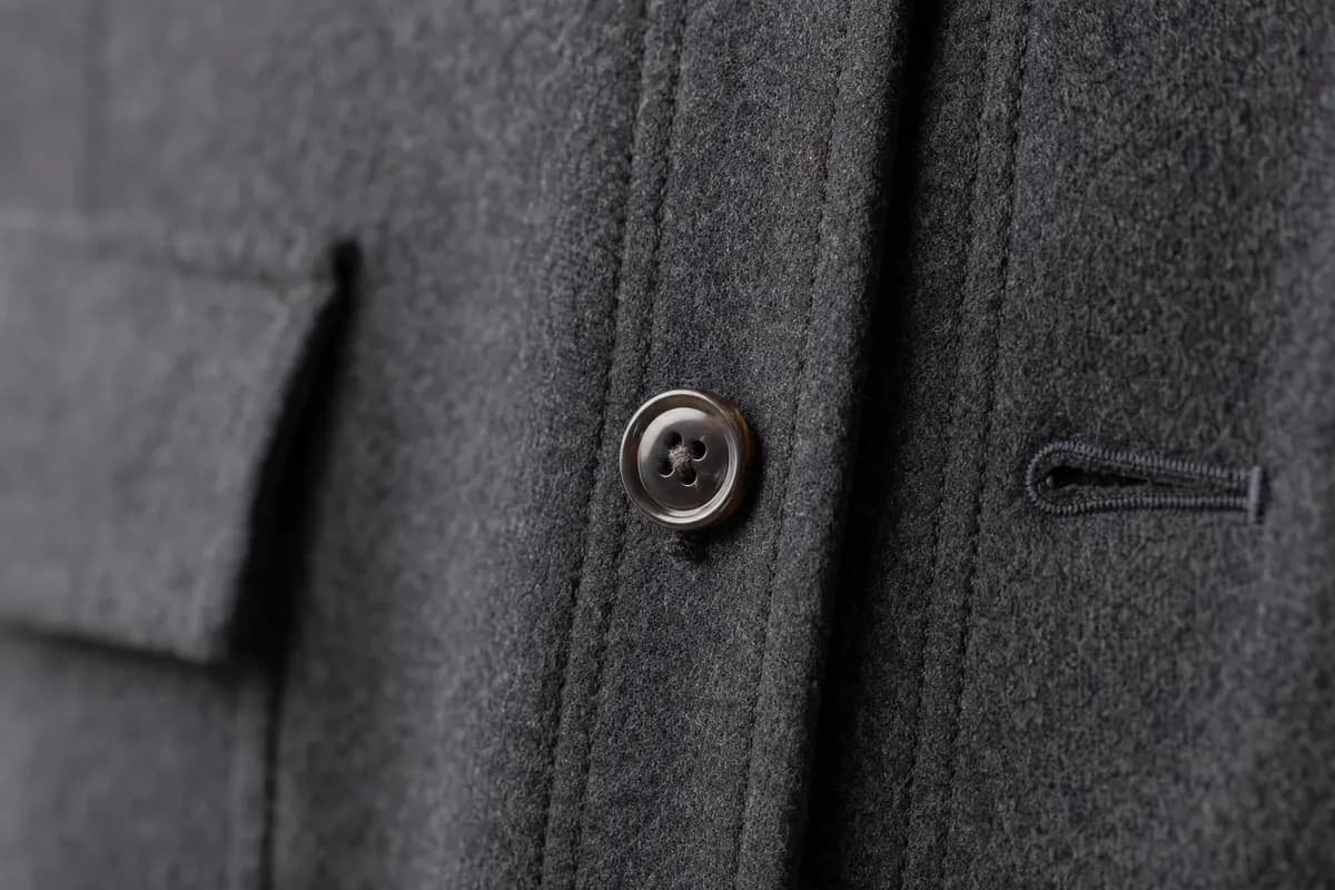 Surchemise en laine, le détail en macro