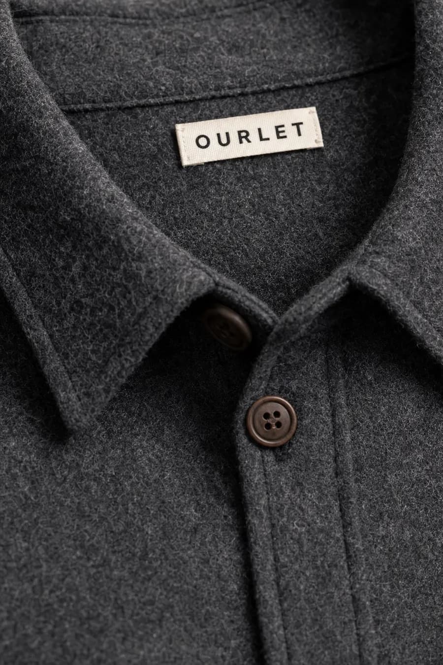 OURLET, Der Kragen und das gewebte Etikett
